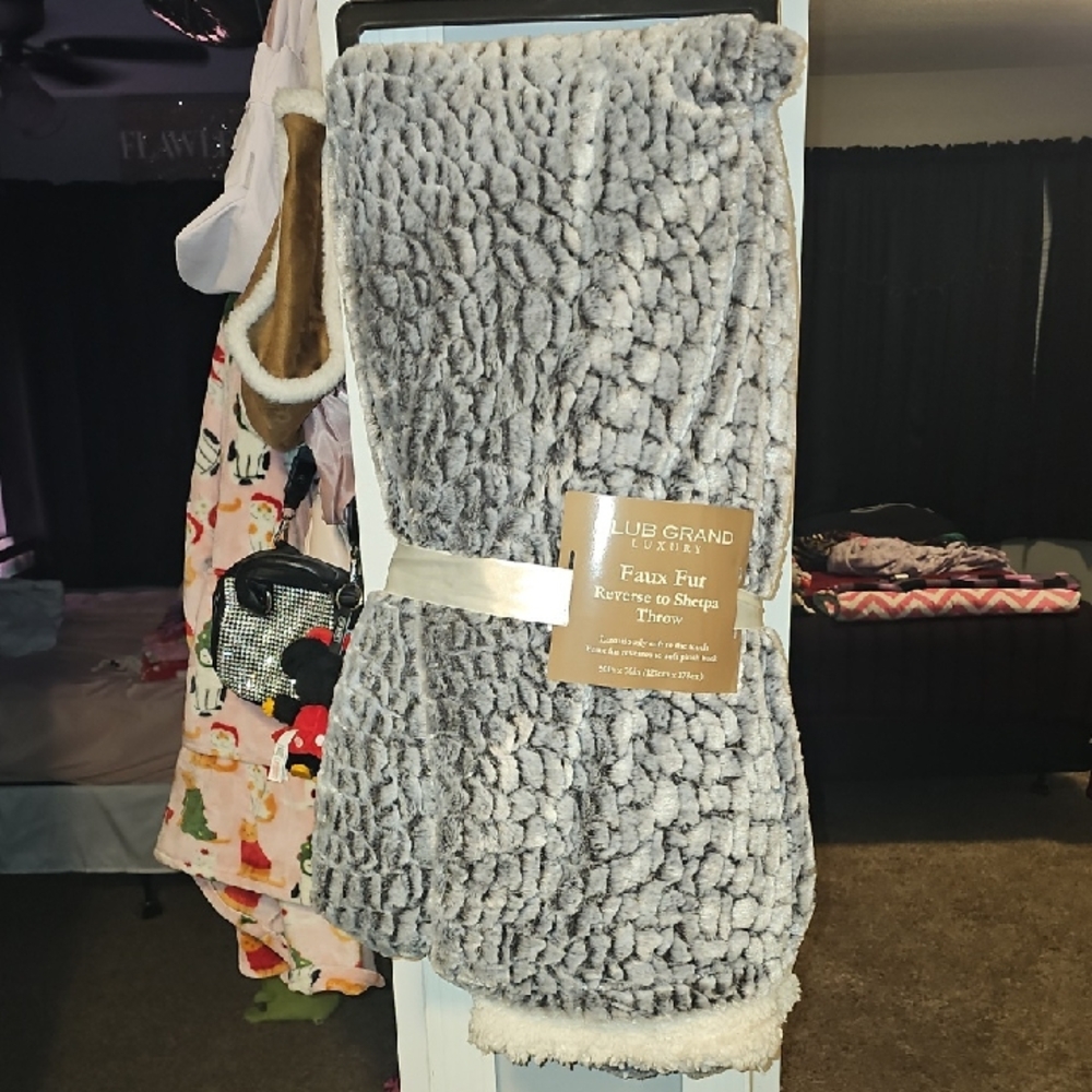 Club Grand Luxury, Faux Fur Reverse To Sherpa Throw, 50X70"